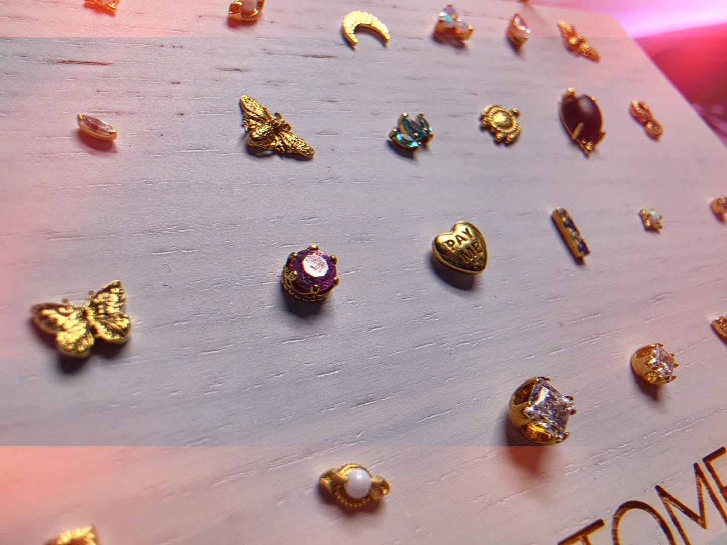 Check out some of our STUNNING peices from anatometalinc and neometaljewelry
Both Anatometal and Neometal make some of the highest quality body jewlery in the world and we are always so excited to get a fresh shipment in from them!
These are companies that have always held a home in our displays, that we have trusted for years with supplying the majority of our solid gold and implant grade titanium basics. They also make some of our most sought-after decorative ends too!
From decadent tiffany cut diamonds, and other genuine stones to the most detailed little bumblebee you'll ever find; or even just the perfectly polished titanium bead that you can see your reflection in. Anatometal and Neometal never fail to disappoint in quality, design, innovation or style.