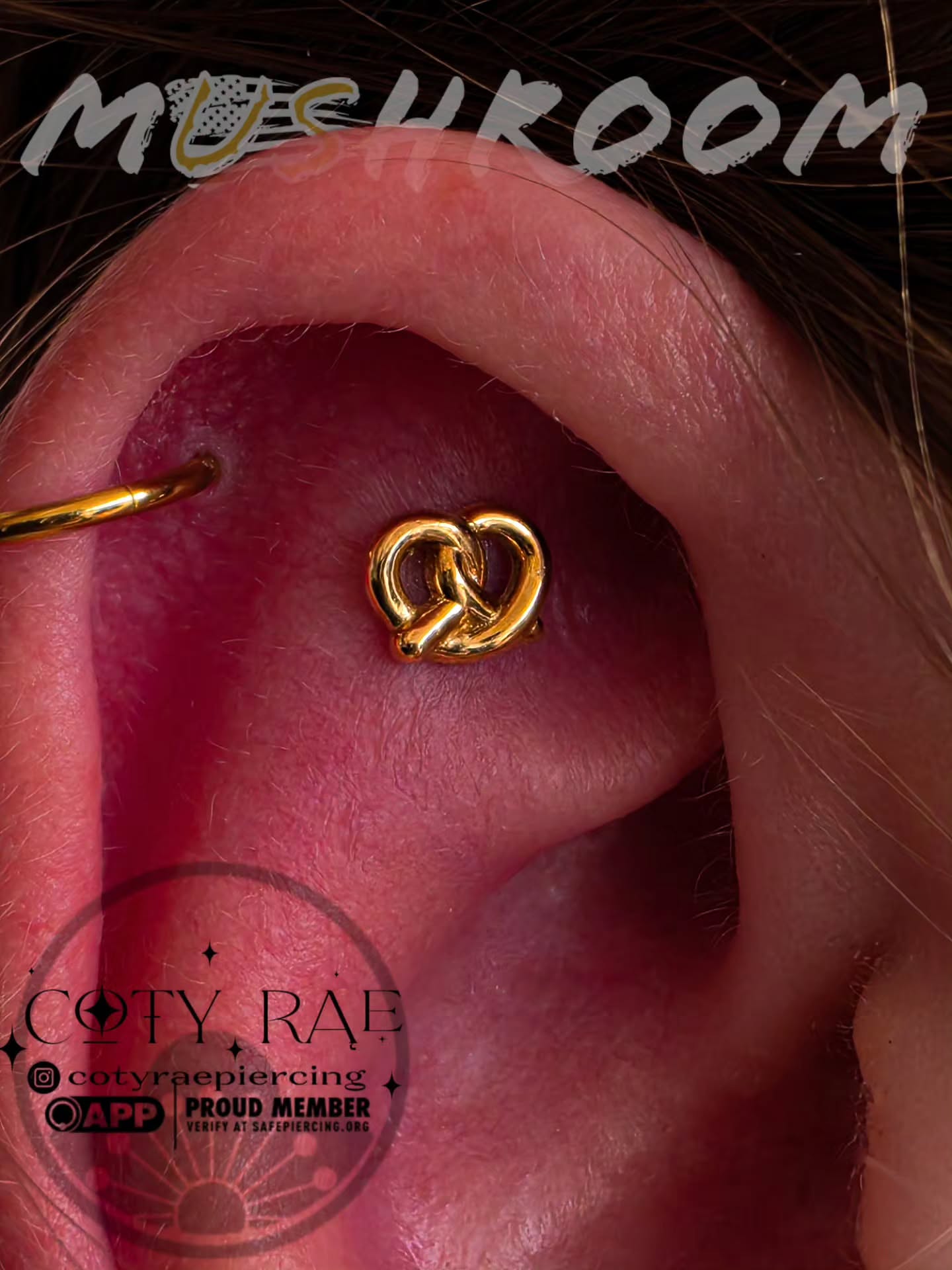 A little twisted. A little salty. Very cute. 🥨✨
Proof that even fine jewelry doesn’t have to take itself too seriously.
This tiny golden pretzel found the perfect home in this fresh faux rook piercing—an intentional placement that lets such a playful little piece still feel polished, elevated, and completely at home.
Because your jewelry can be solid gold AND seriously fun. 🖤
Come get a little weird with me.
Stay salty. Stay golden. 🥨✨