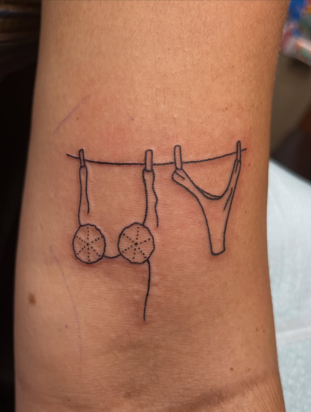A couple of cute little beachy tattoos !! Come by for your next tattoo i’d love to work on you🤗🤗