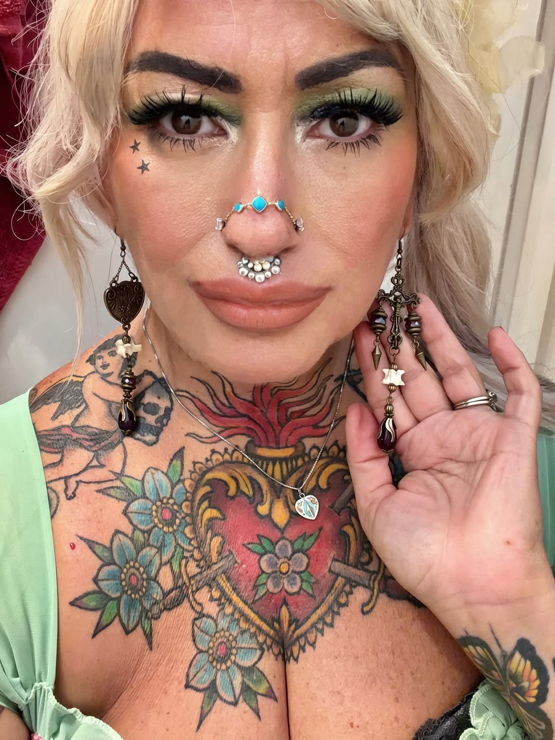 Such a Magical day of Accoutrements…
Visited New Addiction Tattoos newaddictiontattooing and My Friend Mikey Gutierre mikeybodypiercer for Some New Nose Bling:
The Side Stones Piercings are 5mm Aurora Borealis, the Nose Chain is Solid Gold and Genuine Turquoise Stones from Diablo Organics.
Glorious Chandelier Earrings Handcrafted by the Very Talented Artist Kasey kasey.mariejones kaseyskrystals_and_curiosities Garnet Colored Vintage Czechoslovakian beads, with Bald Python Vertebrae set in a Miraculous Rosary Sacred Heart Charm and Crucifix with Floral Bead Caps, & Bronze Spikes ♥️