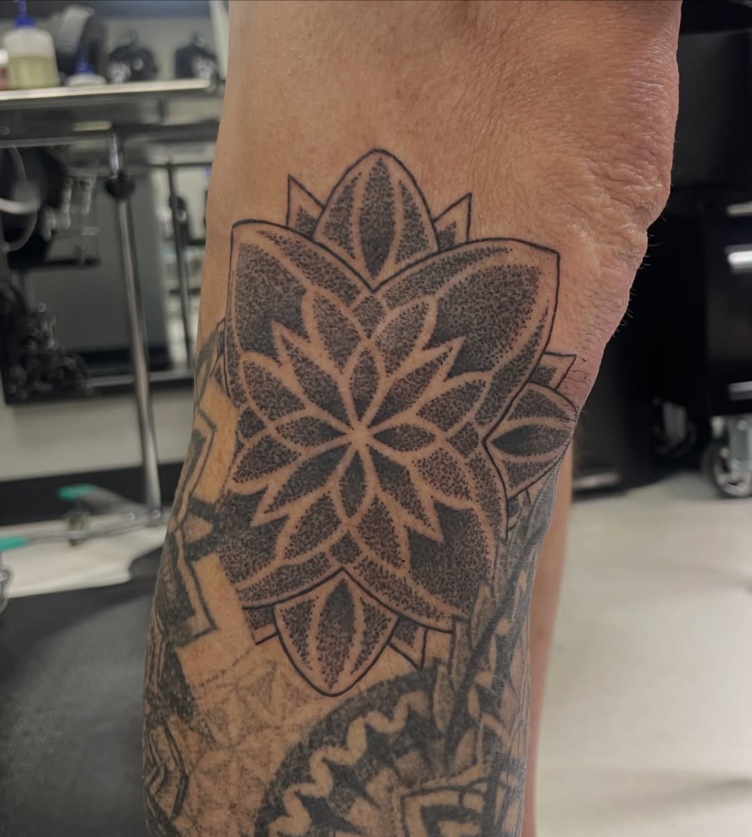 Mandala piece added to this preexisting leg sleeve done by serio_tattoos