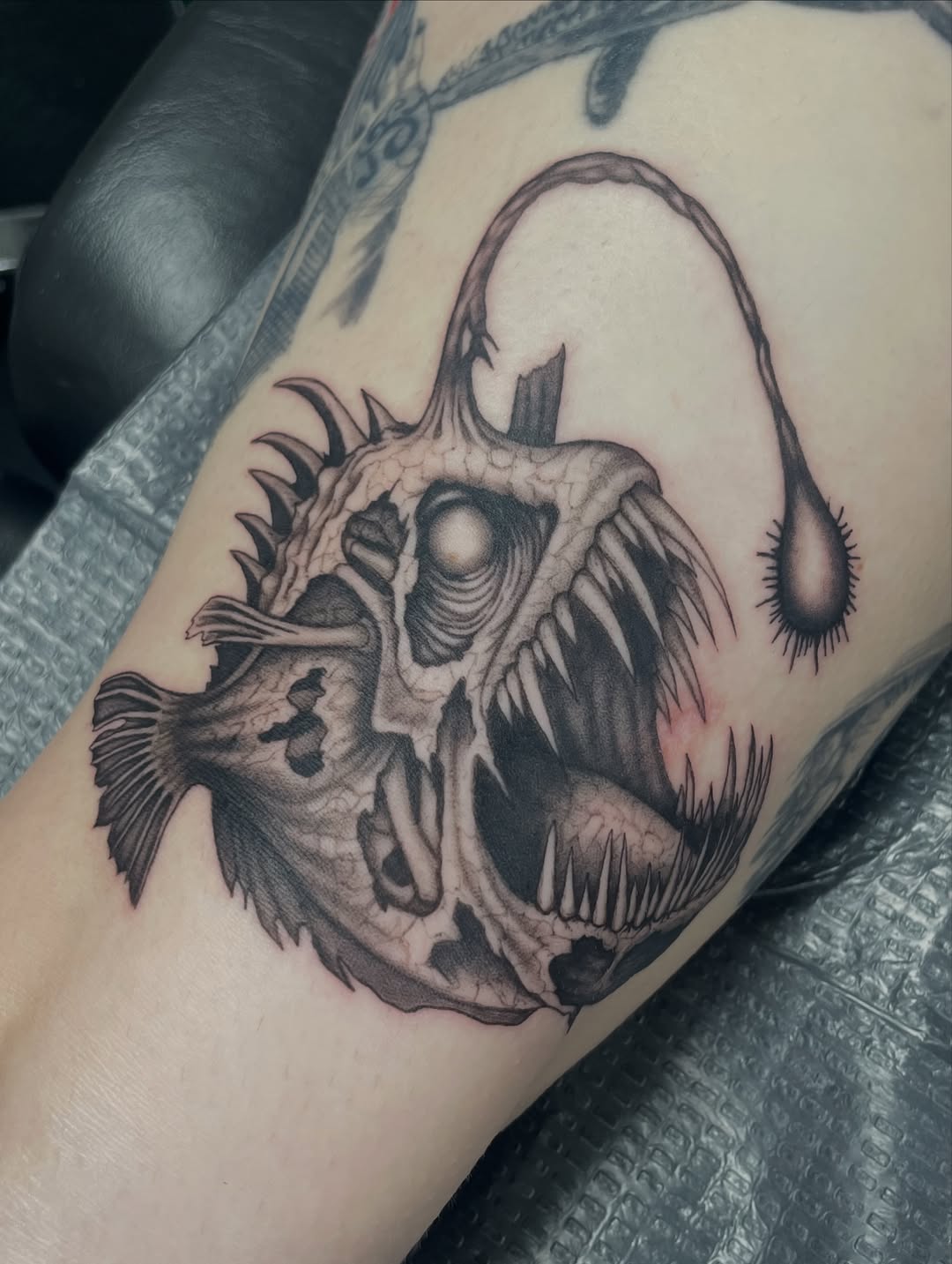 Check out the detail and texture in this creepy angler fish done by serio_tattoos hit him up for your next tattoo