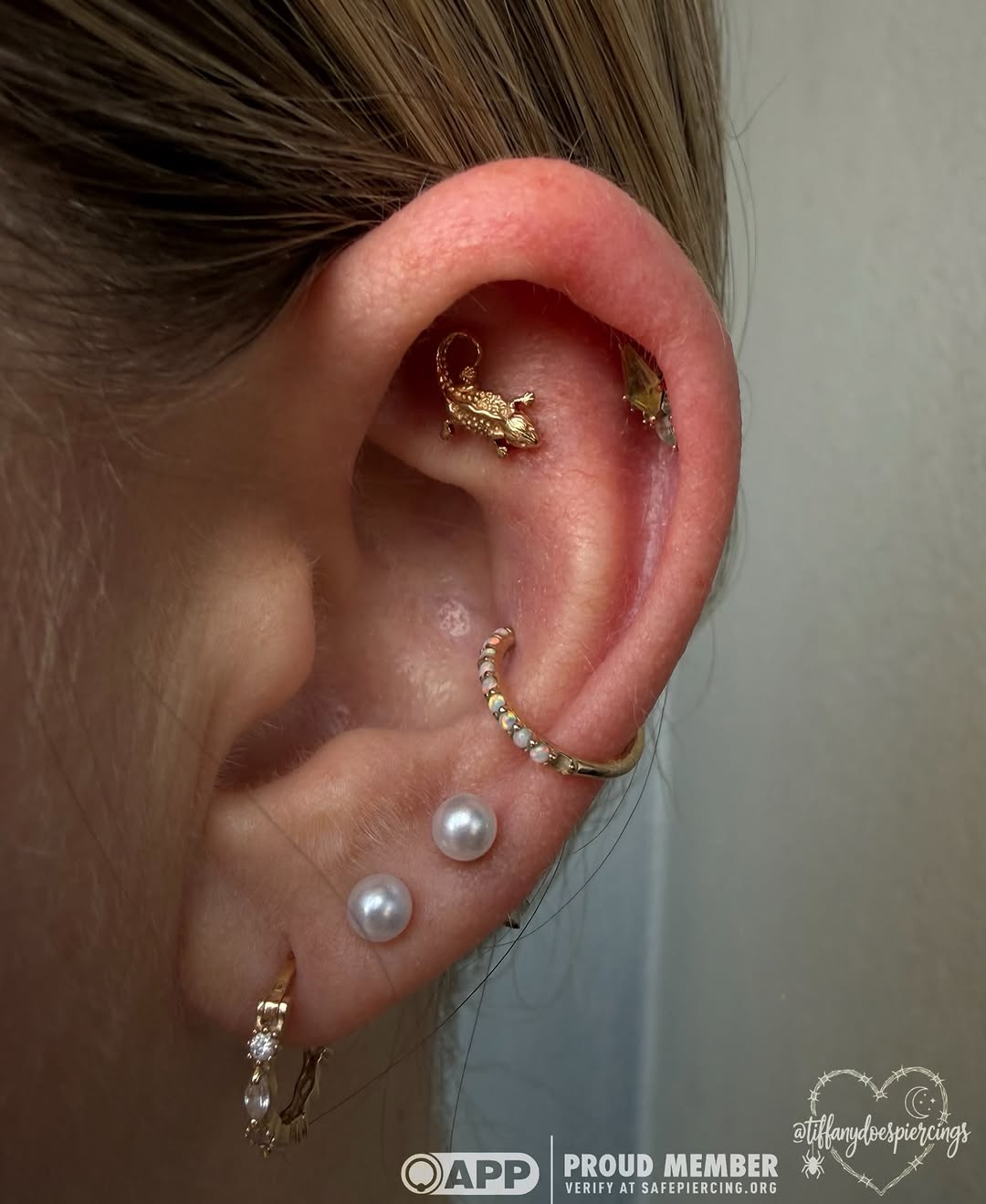 Scaly, shiny, and totally unique. 💛 Loving this solid gold bearded dragon in this fresh flat piercing!
